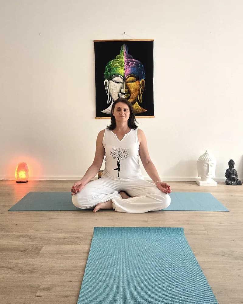 Natalja in Meditation mit geschlossenen Augen