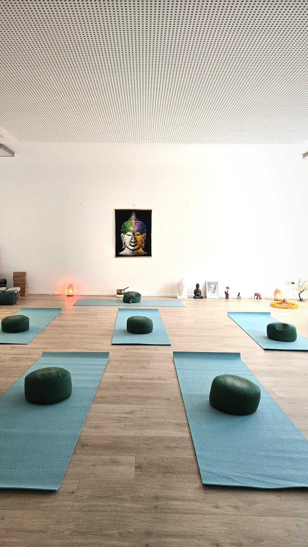Der Kursraum von Moksha-Yoga mit Matten und Meditationskissen